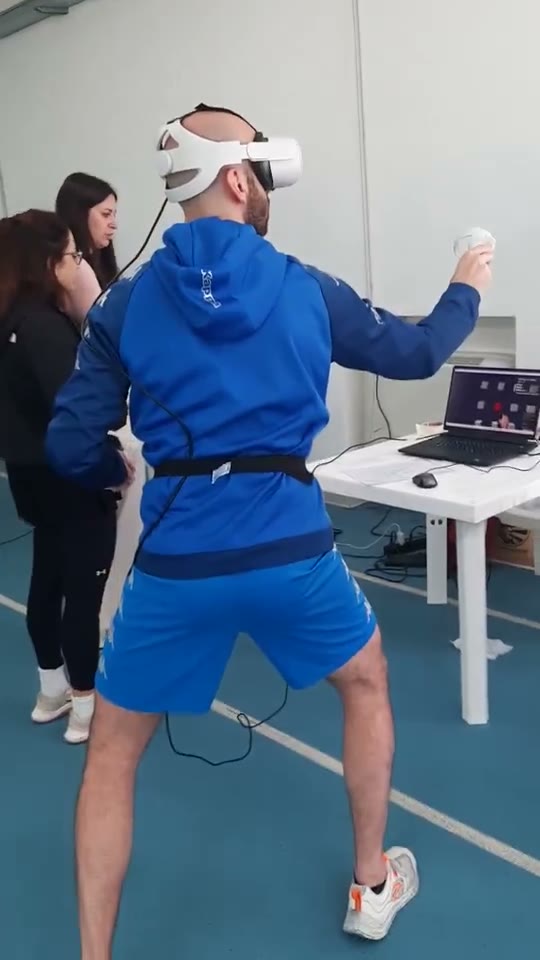Sessione di allenamento con visore VR su campo sportivo