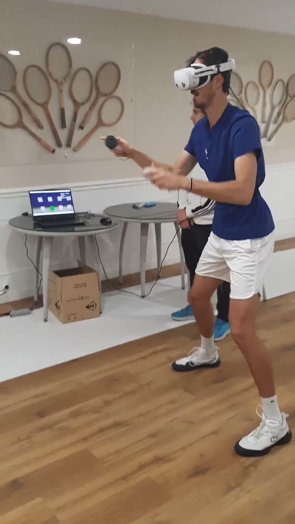 Test con visore VR in un circolo di tennis